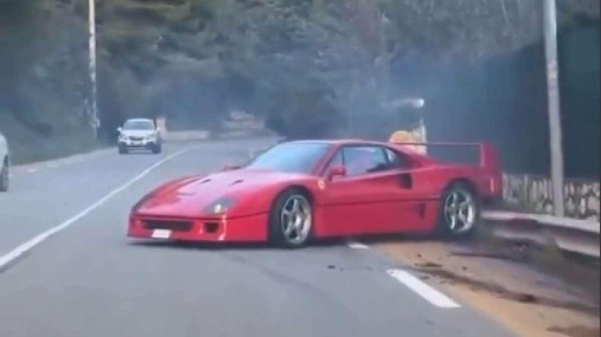 Ferrari F40 vermelha do piloto de Fórmula 1, Lando Norris, após batida na grade de segurança da estrada