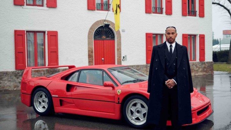 Hamilton com o F40 e a casa de Enzo Ferrari ao fundo