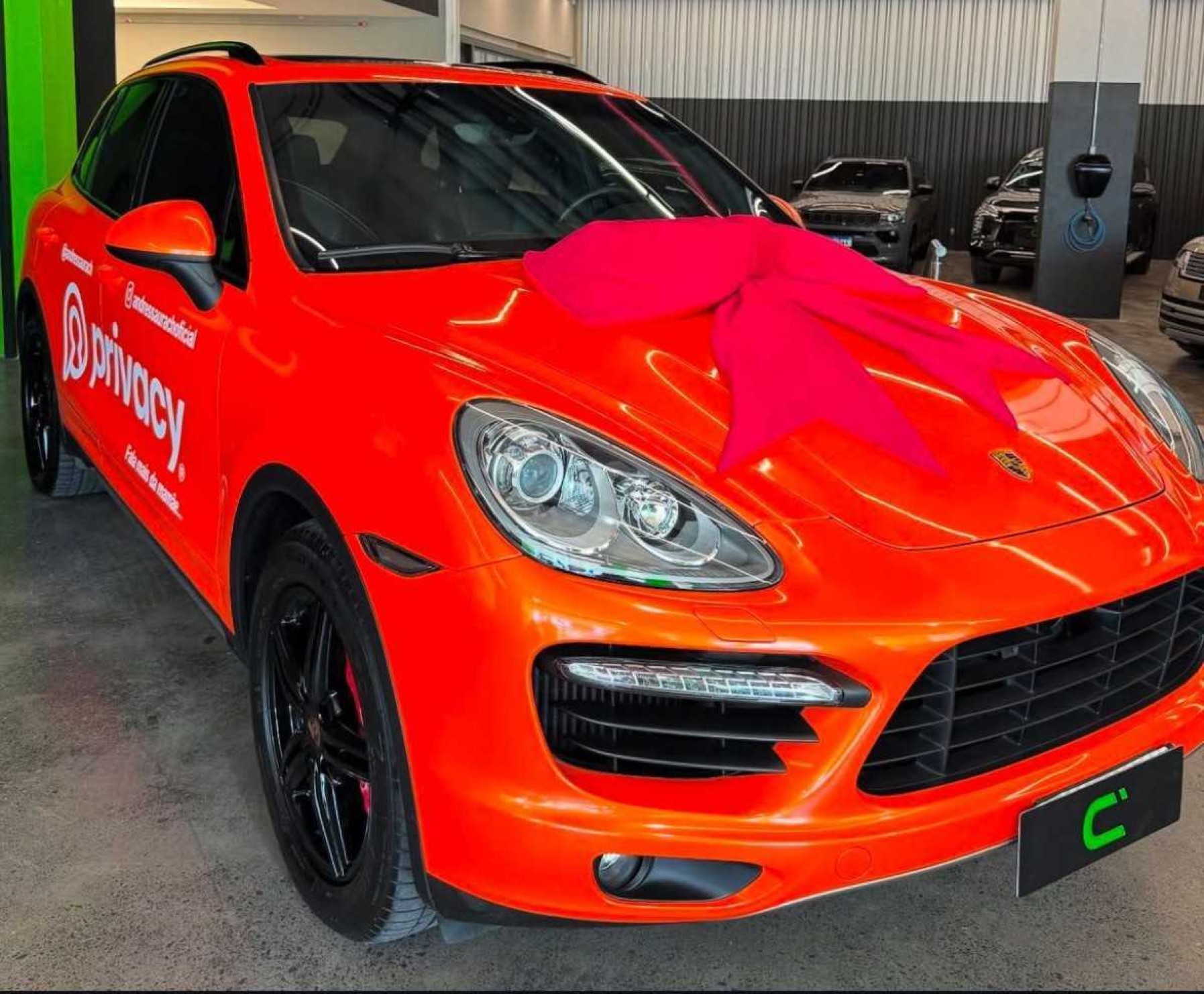 Andressa Urach se presenteia com Porsche com mais de 500 cv