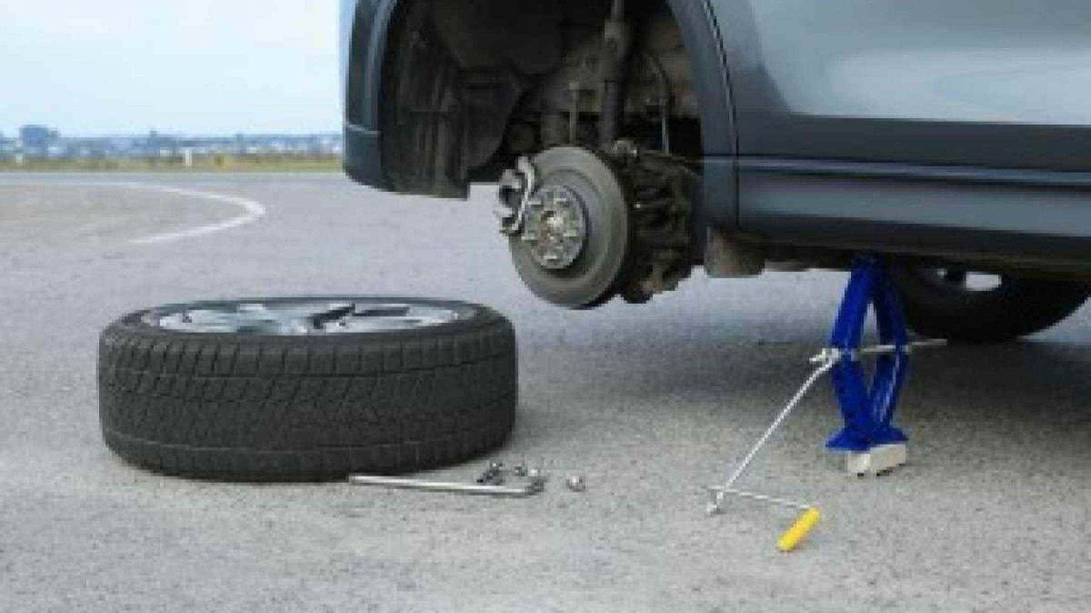 O pneu deve ser retirado com o carro suspenso