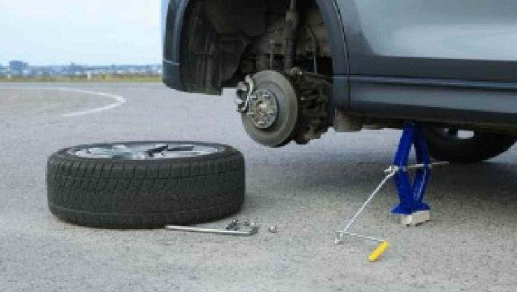 O pneu deve ser retirado com o carro suspenso