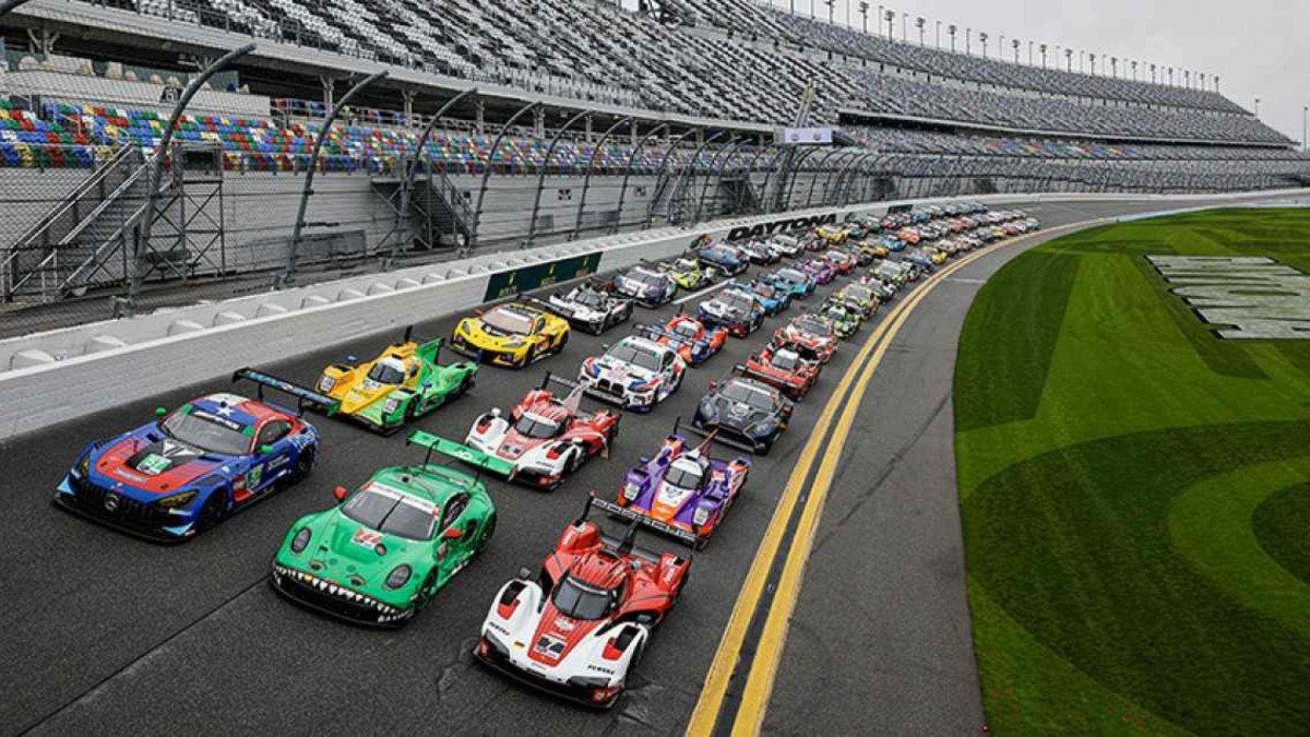 61 carros perfilados para a disputa da 63ª edição das 24 Horas de Daytona