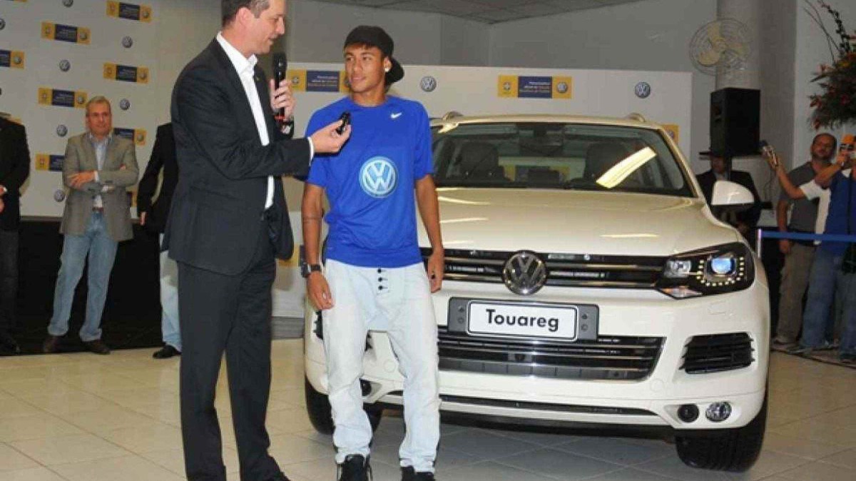 Neymar recebendo um Touareg do então presidente da Volkswagen, Thomas Schmall