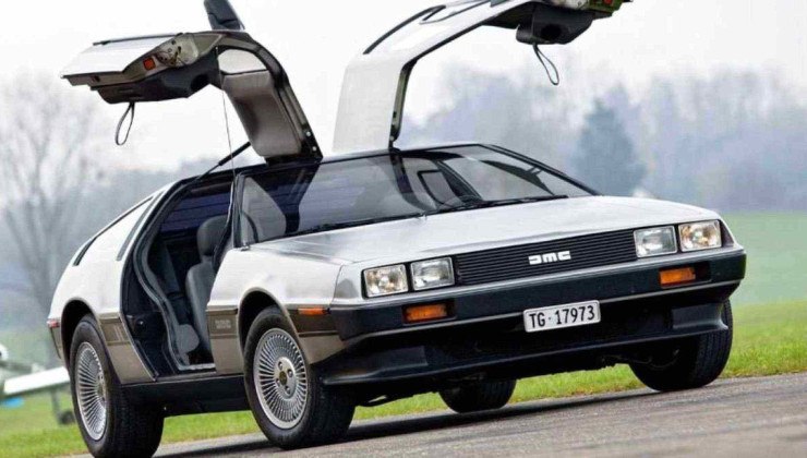 DeLorean exibindo suas portas de gaivotas