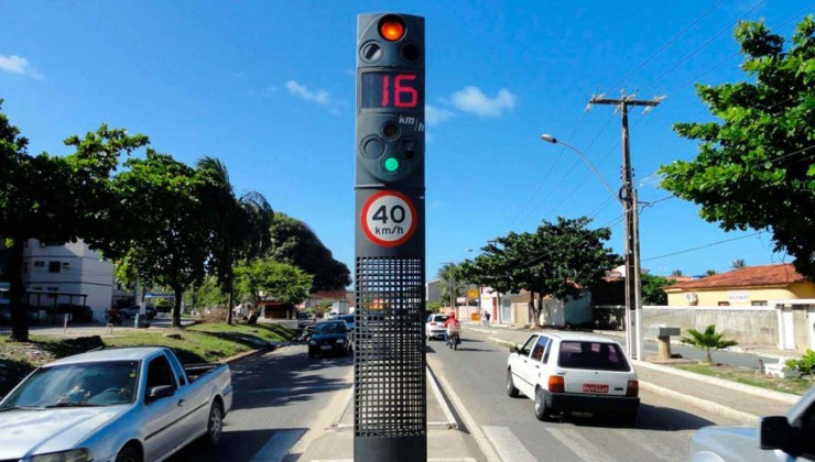 Lombadas eletrônica é um método usado em diversas regiões do Brasil para fiscalização