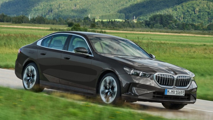 BMW 530e foi lançada no Brasil em 2024, mas não aparece mais no site da marca