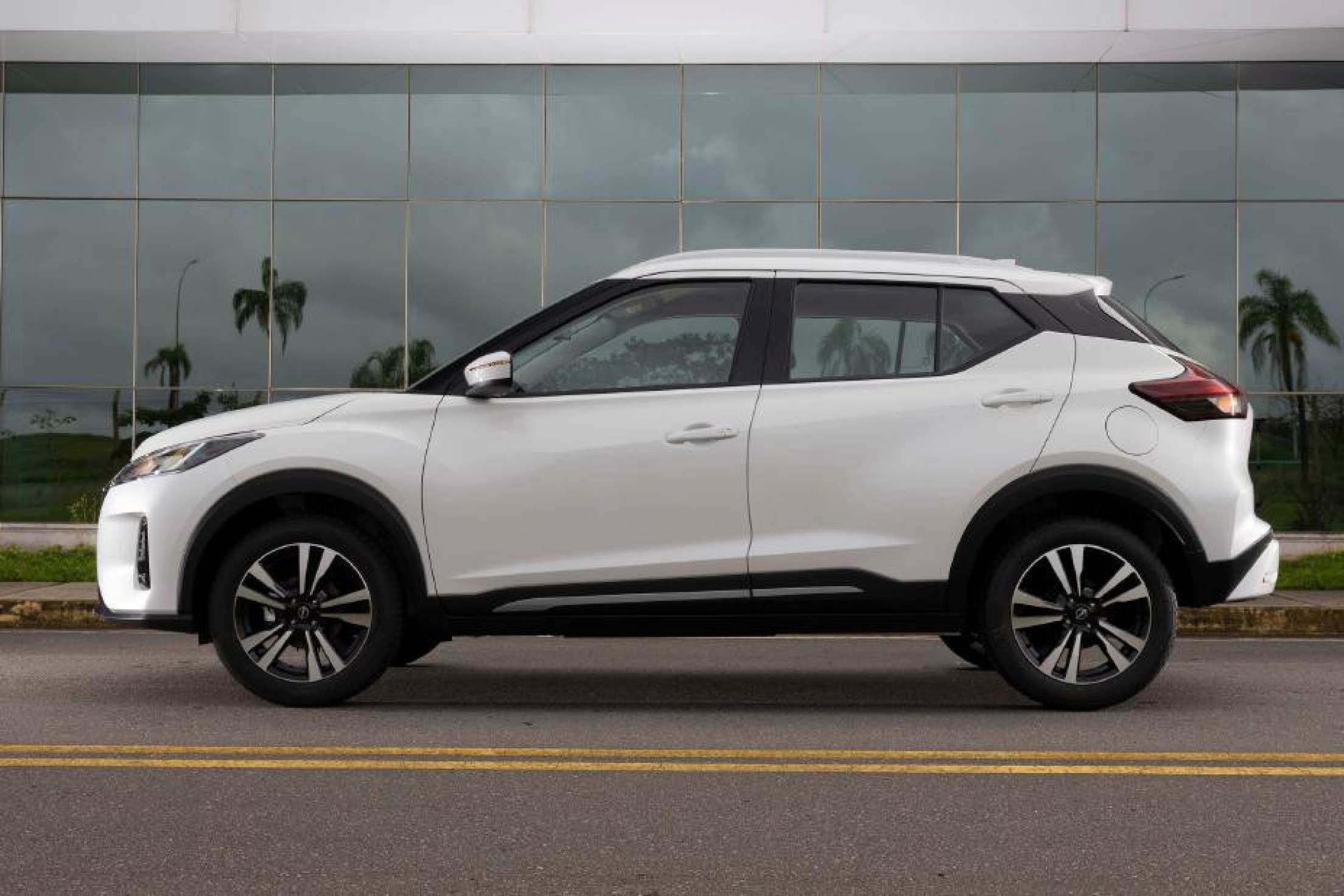 Nissan Kicks Play 2025