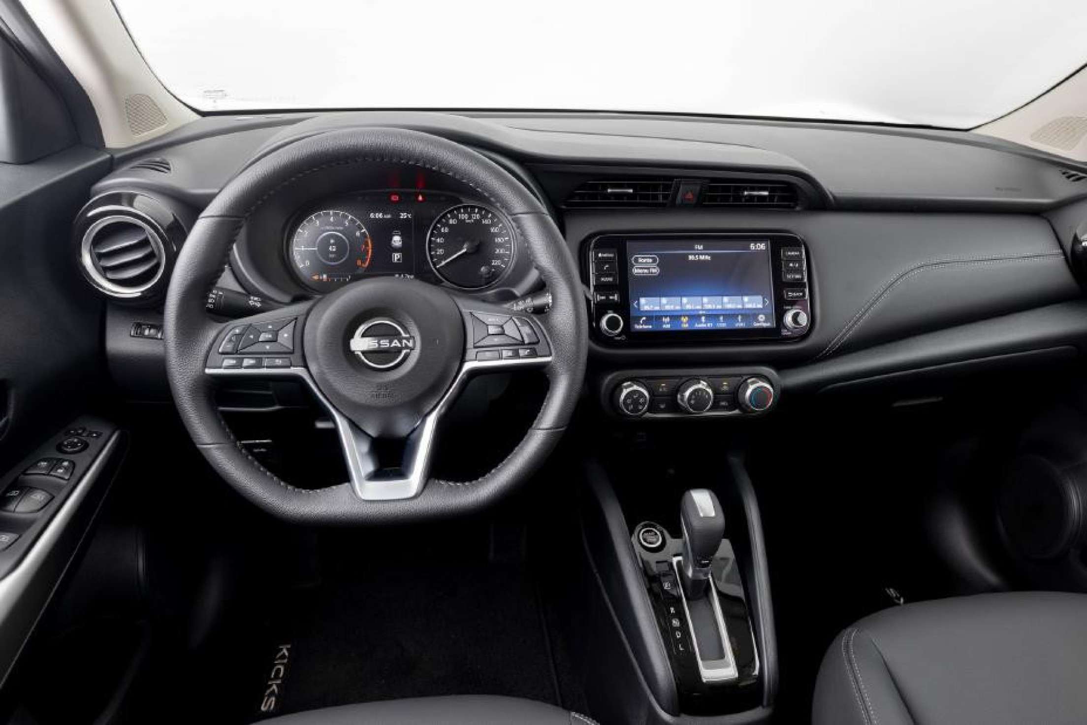 Nissan Kicks Play 2025