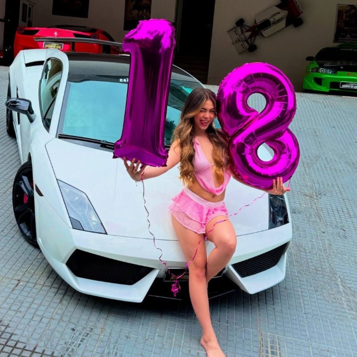 MC Melody completa 18 anos e comemora com um dos seus esportivos