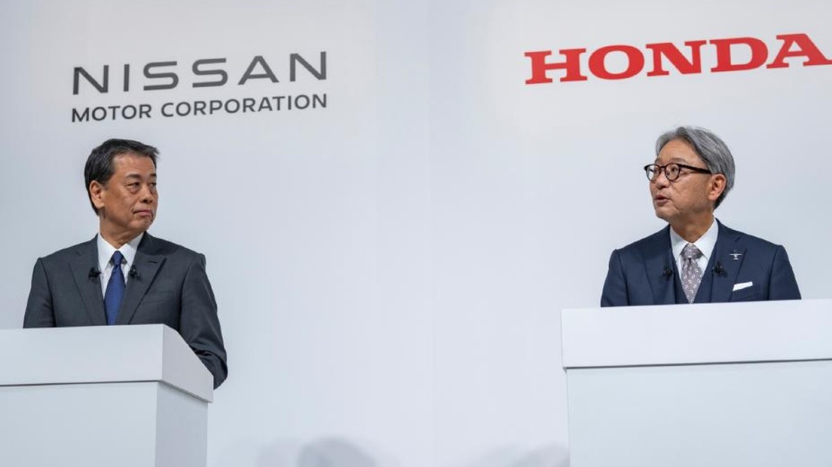 Makoto Uchida (CEO da Nissan) e Toshihiro Mibe (Diretor da Honda) palestrando durante anúncio