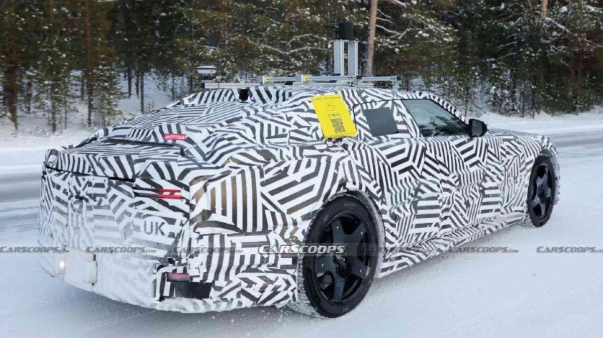 Flagra de Jaguar Type 00, rodando na neve na Suécia