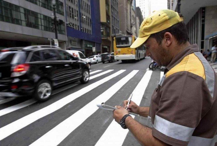 Fiscal aplica multa em motorista 