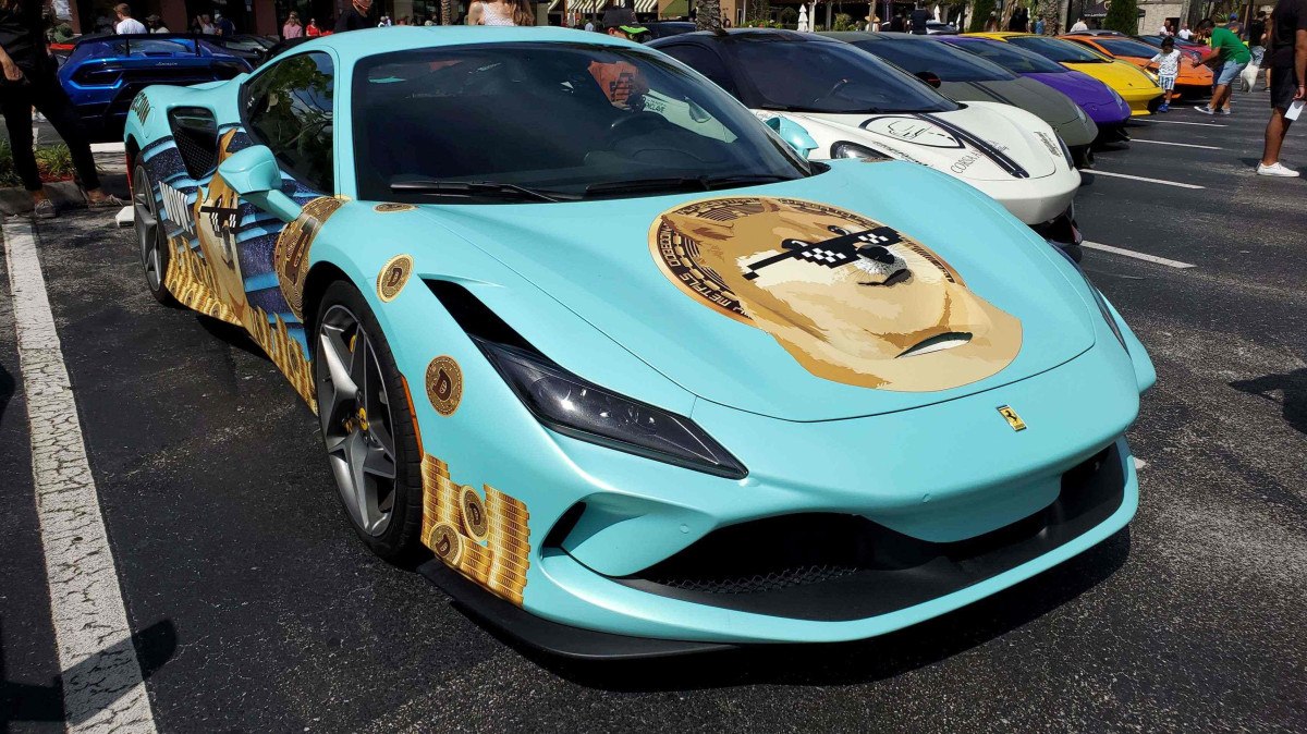 Ferrari F8 Tributo 2020 customizada com o Dogecoin