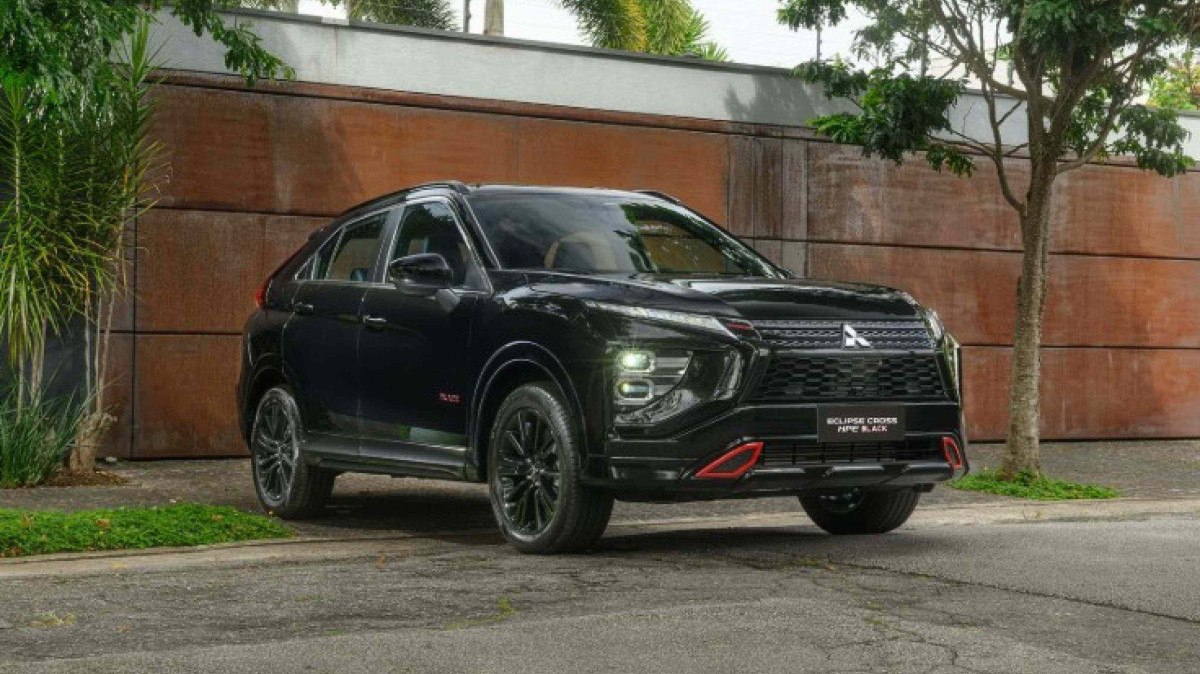 Mitsubishi Eclipse Cross 2026 com detalhes em preto e vermelho