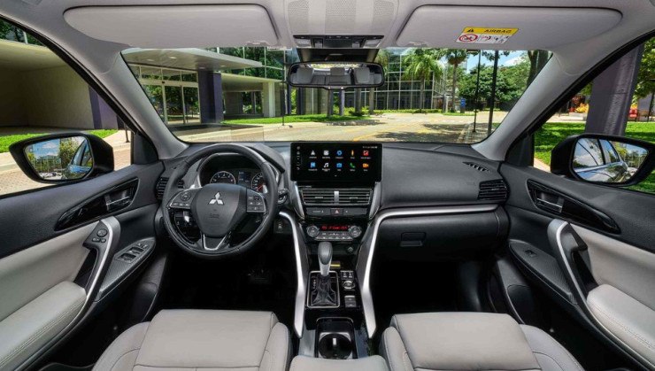 Interior do Eclipse Cross 2026, com destaque para a nova tela de 12"