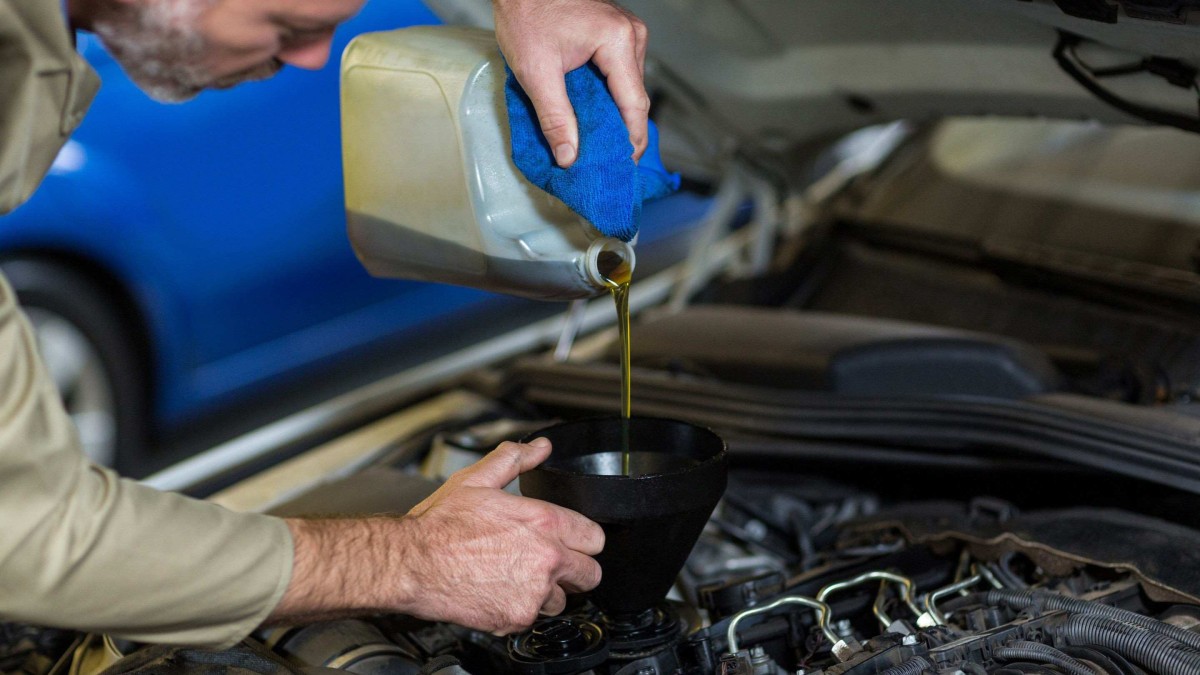 Tão importante quando colocar óleo novo no carro é tomar cuidado com o descarte do óleo usado      