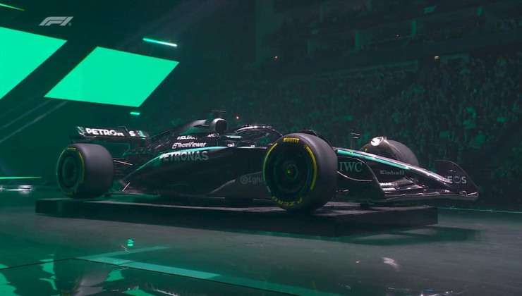 Mercedes aposta na cor preta com detalhes em prata no tradicional verde da sua patrocinadora para a temporada 2025