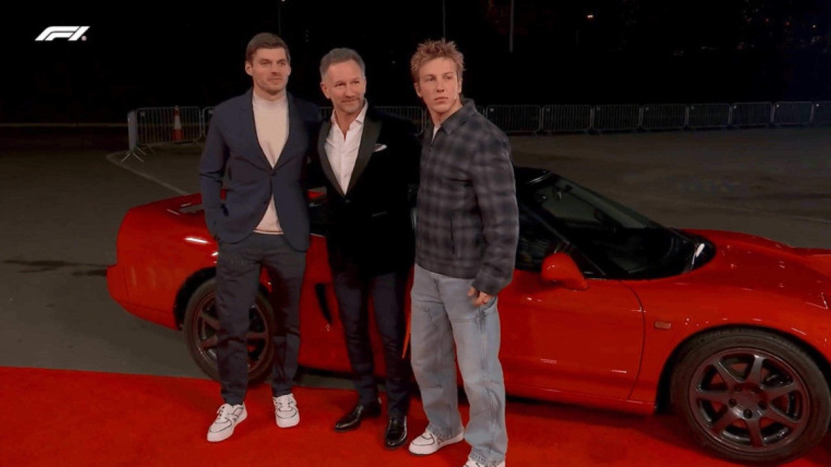 Max Verstappen, Christian Horner e Liam Lawson na chegada do evento de 75 anos da Fórmula 1, no The O2, em Londres, com Honda NSX vermelho atrás 