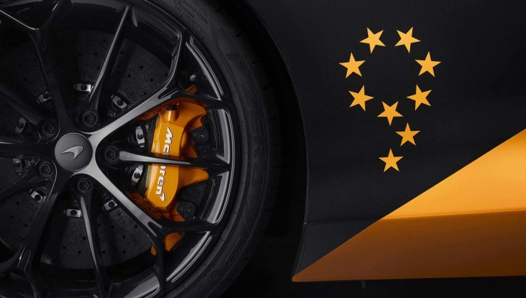 Número 9 feito com estrelas, para homenagear as 9 conquistas da McLaren