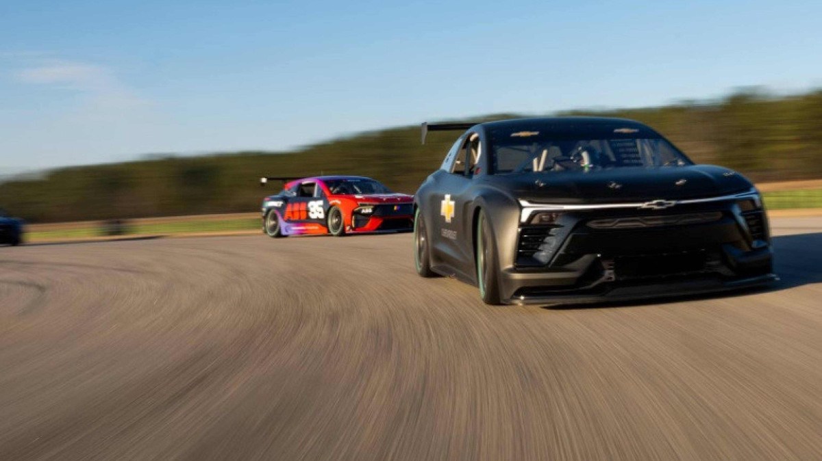 Chevrolet Blazer preto adaptado para a Nascar em primeiro plano, em uma pista de corrida