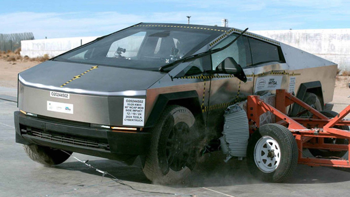 Tesla Cybertruck durante o teste de colisão lateral da NHTSA