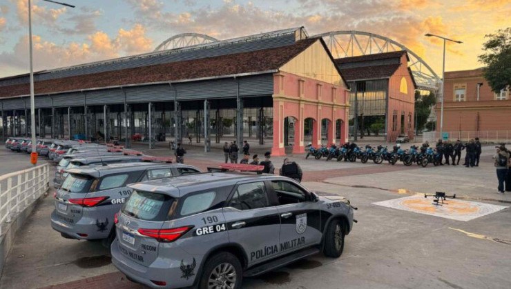 Toyota SW4 cinza utilizado pela Polícia Militar próximo de Galpão ao lado do Estádio Nilton Santos