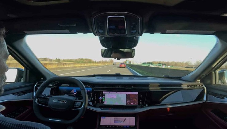Imagem mostra sistema de dire&ccedil;&atilde;o aut&ocirc;noma da Stellantis em um Jeep Wagoneer S