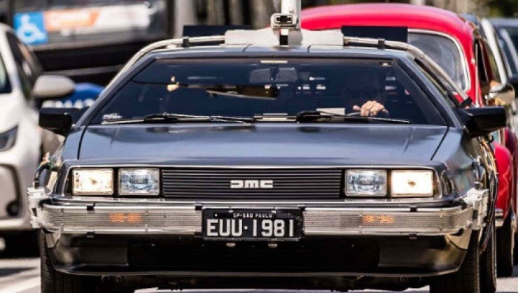 DeLorean andando em rua de S&atilde;o Paulo
