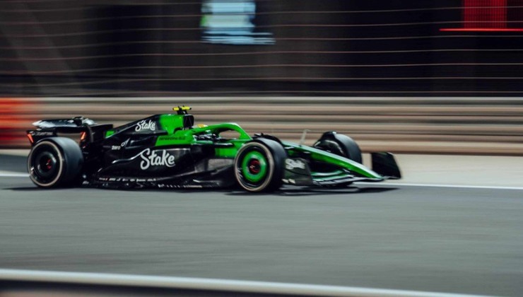 Gabriel Bortoleto dirige carro da Sauber durante pré-temporada no Bahrein