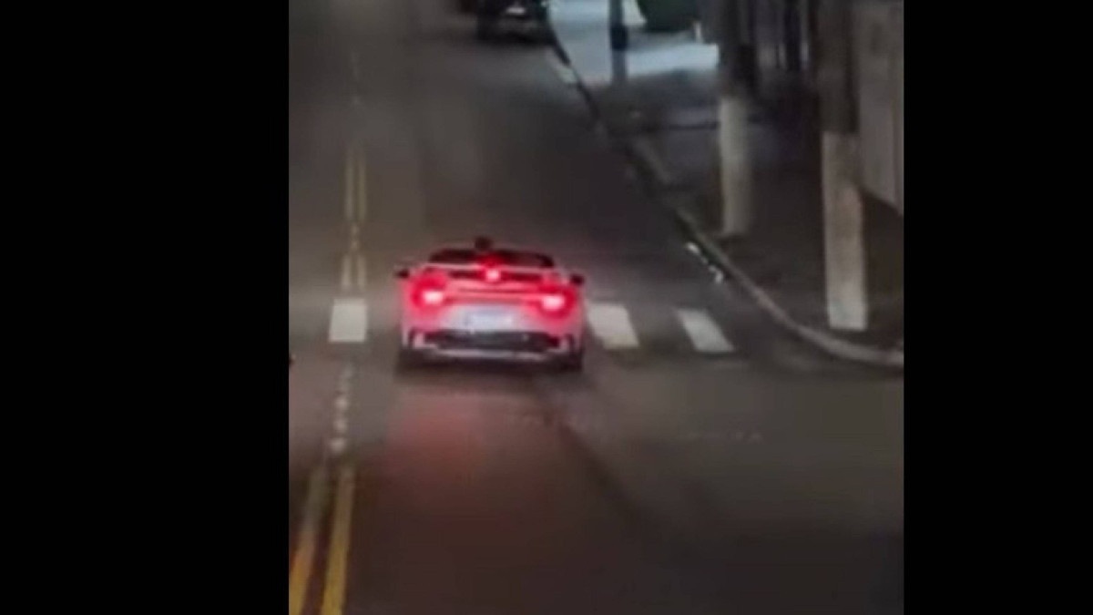 MC Ryan dirige sua Porsche 911 Carrera