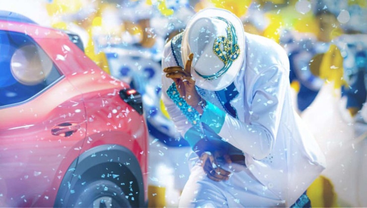 Volkswagen Tera na cor vermelha ao lado de homem vestido com terno carnavalesco branco 