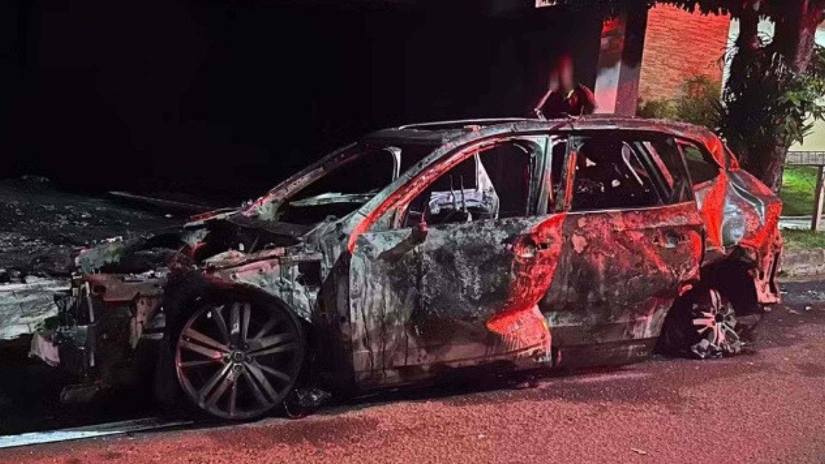 Um Volvo XC60 ficou destruído após pegar fogo no interior de SP