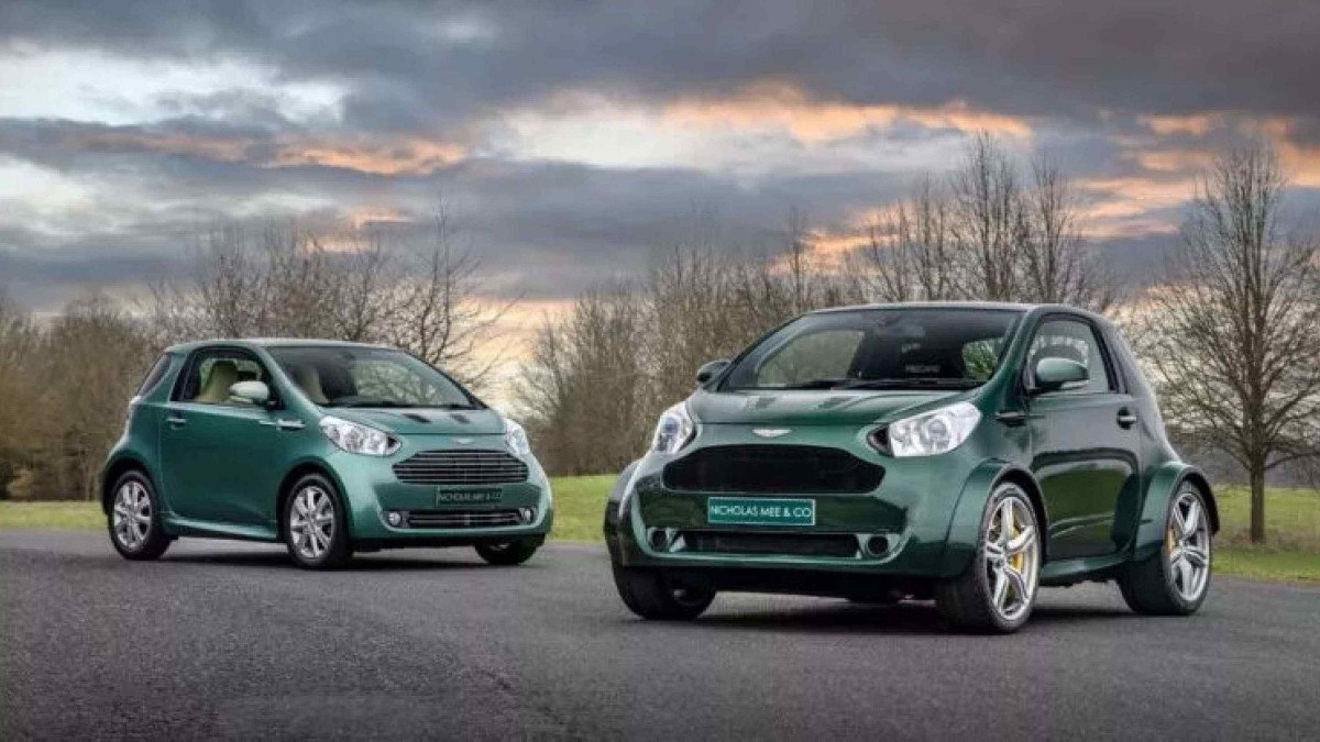 Aston Martin Cygnet V8 ao lado de um convencional, que custa cerca de R$ 200 mil
