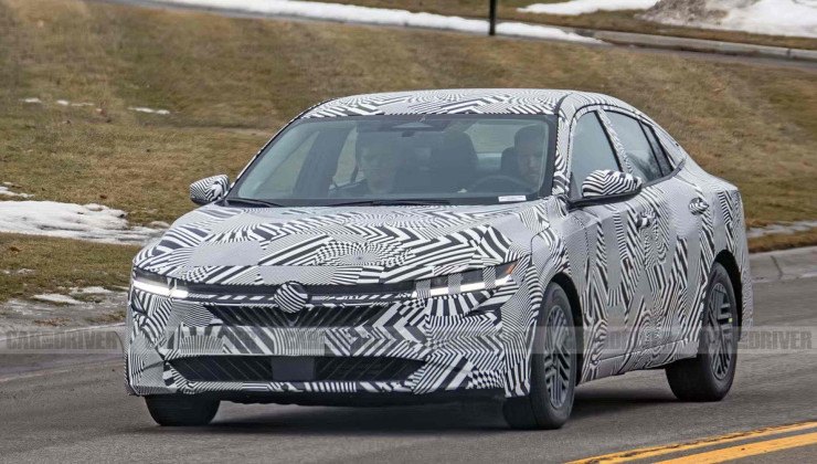 Protótipo camuflado da nova geração do Nissan Sentra