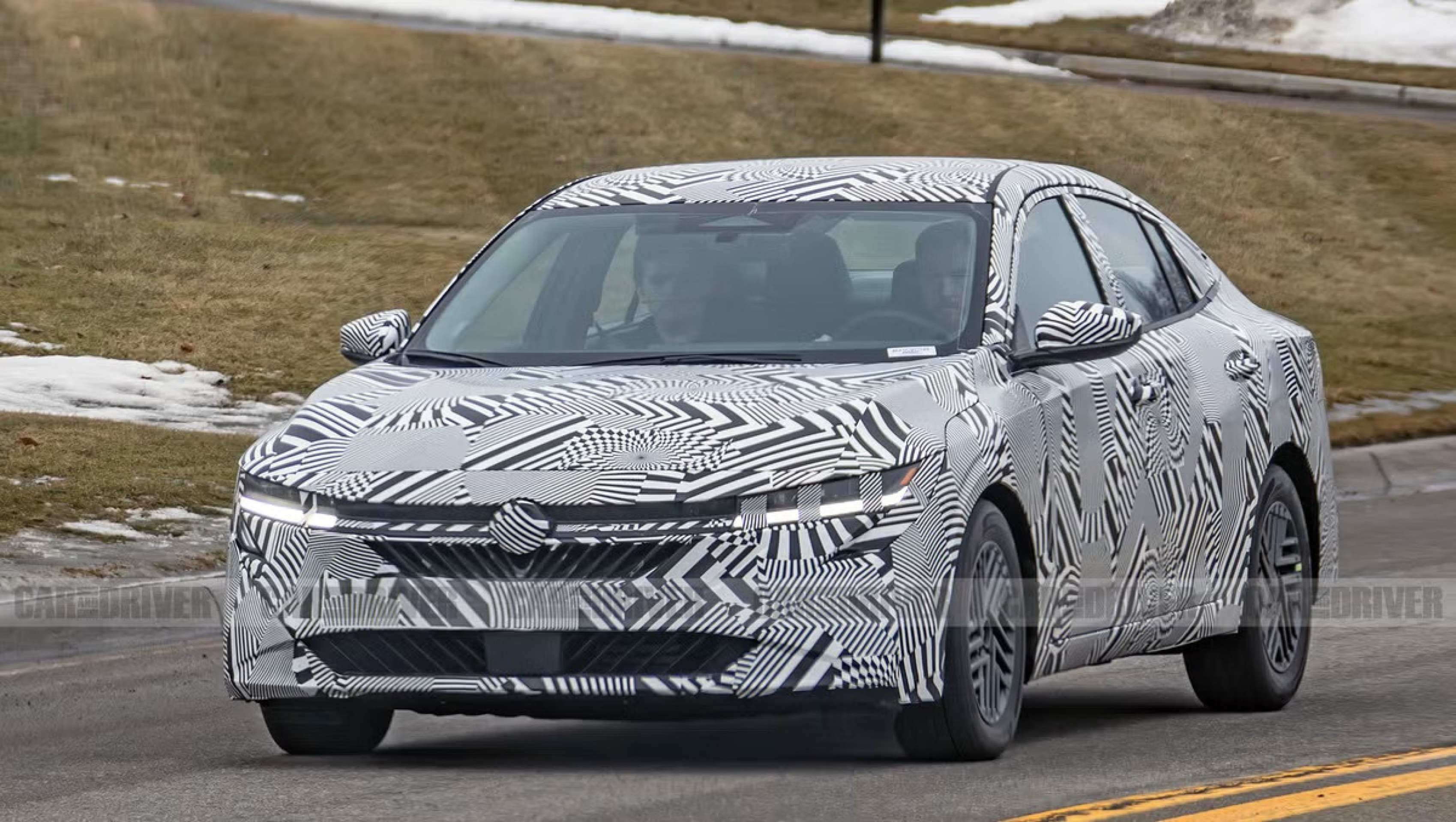 Protótipo camuflado da nova geração do Nissan Sentra