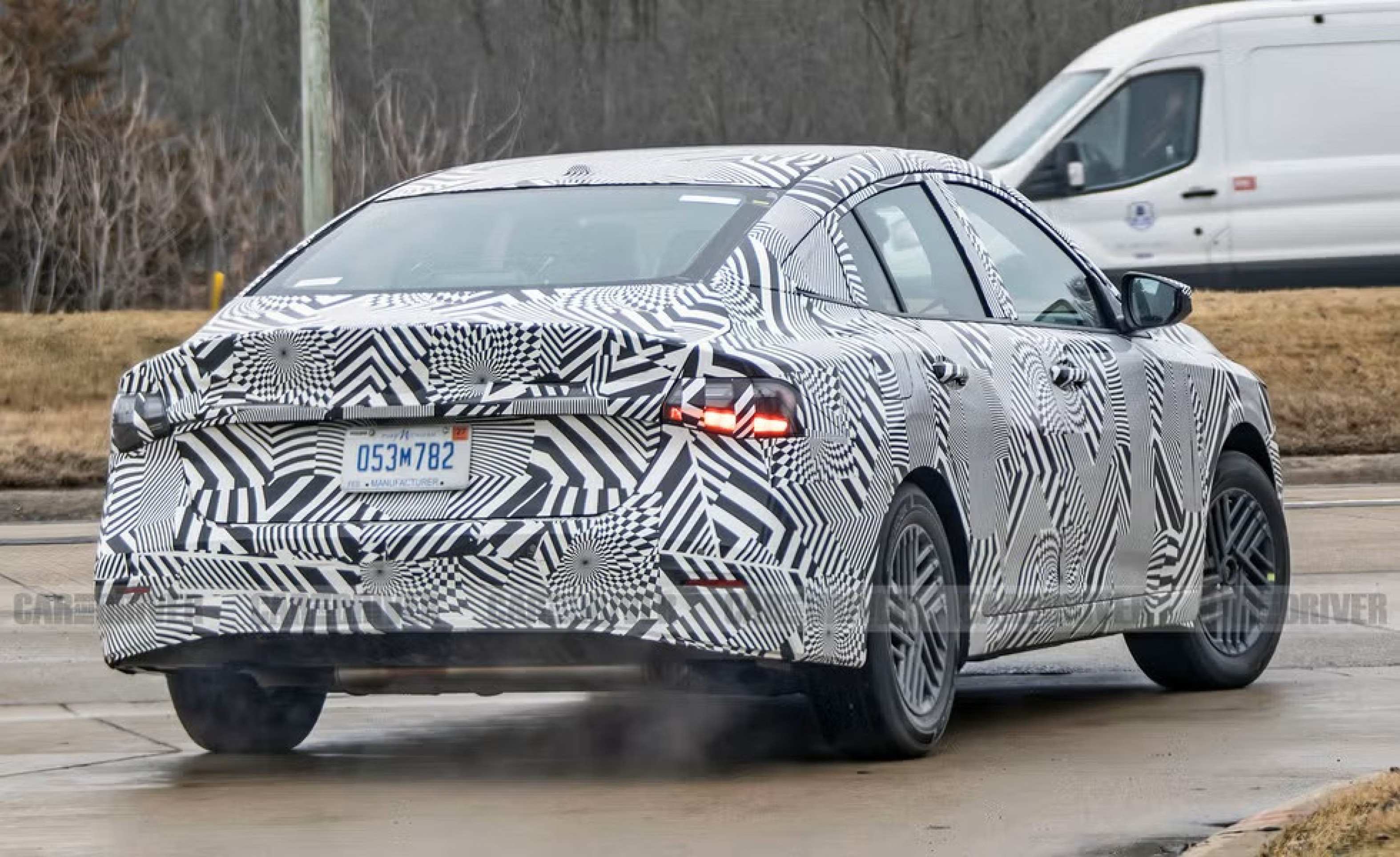 Protótipo camuflado da nova geração do Nissan Sentra