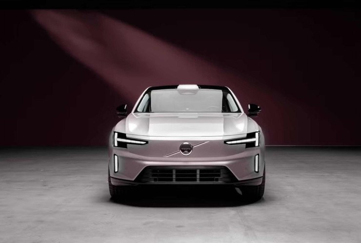 Volvo ES90 visto de ângulo dianteiro