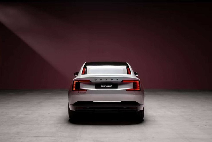 Sedã elétrico Volvo ES90 visto de traseira