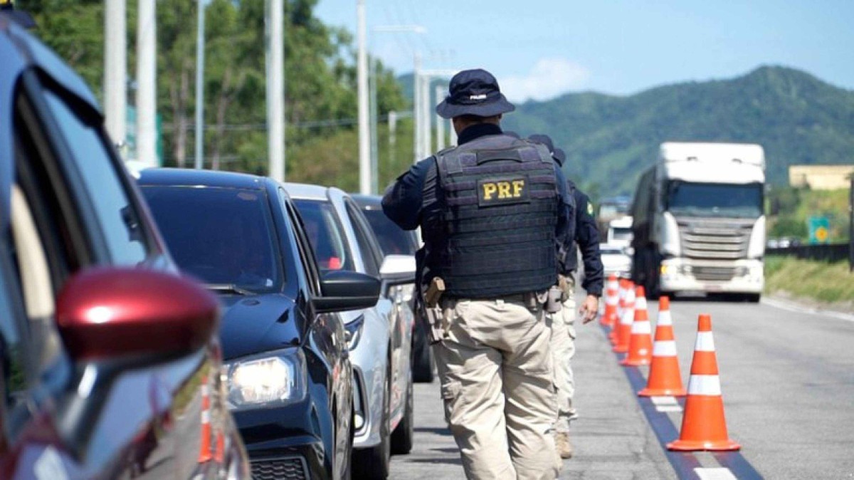 Polícia Rodoviária Federal trabalhando durante a Operação Carnaval 2025