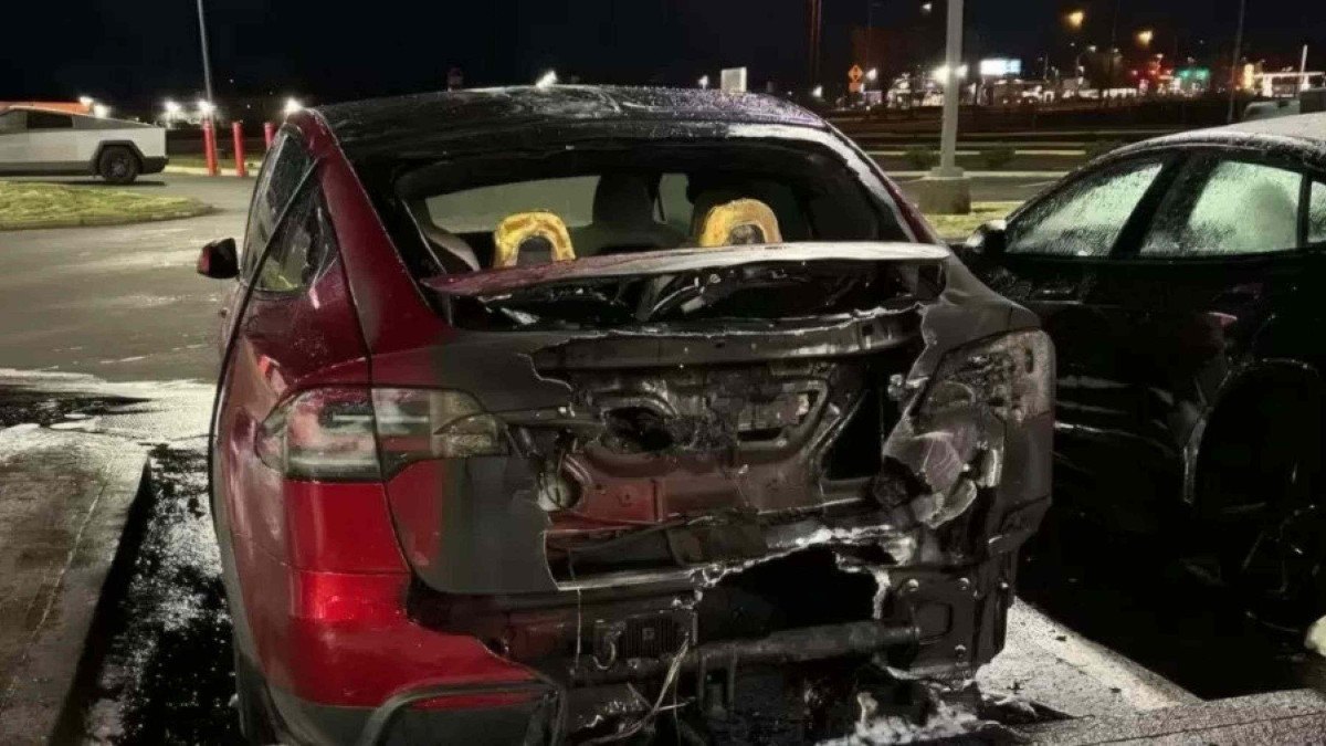 Tesla queimado na França em resposta as polêmicas de Elon Musk
