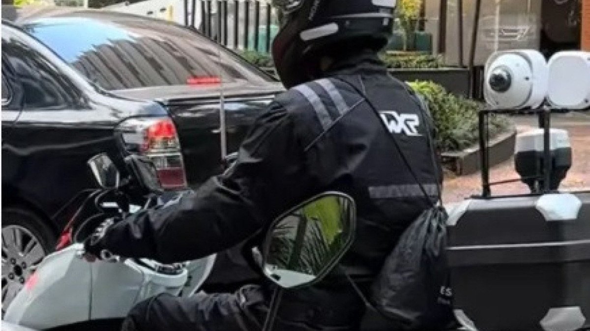 Moto equipada com câmeras da CET circula nas ruas de São Paulo