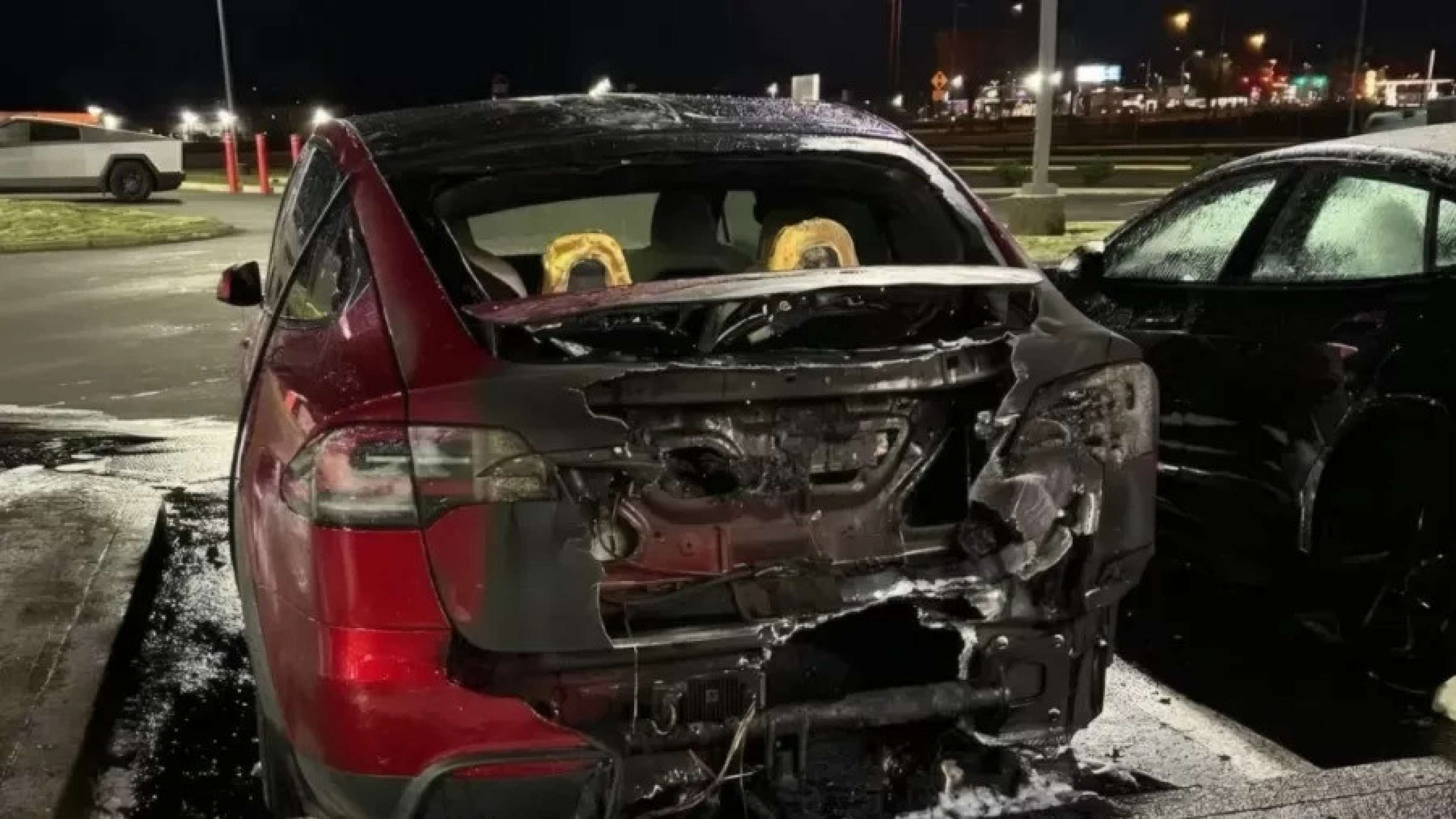 Tesla queimado na França em resposta as polêmicas de Elon Musk