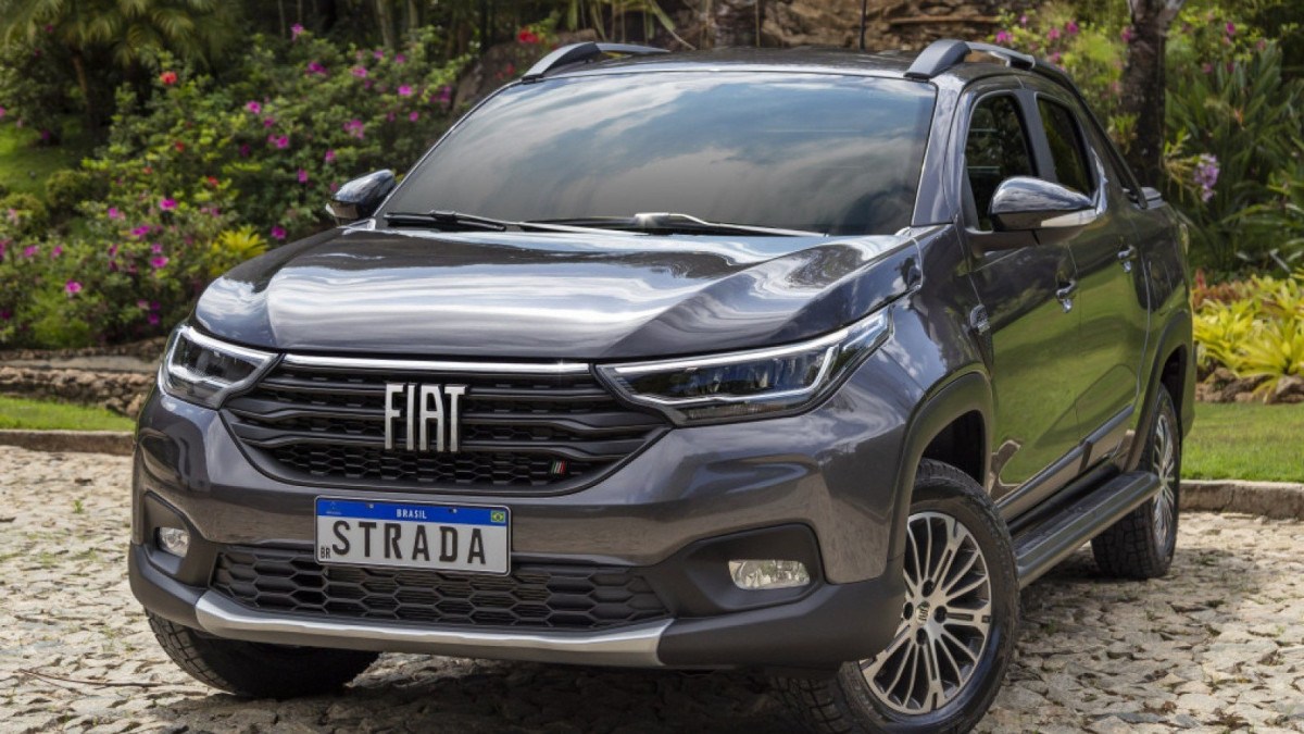 Fiat Strada Ranch cabine dupla preto