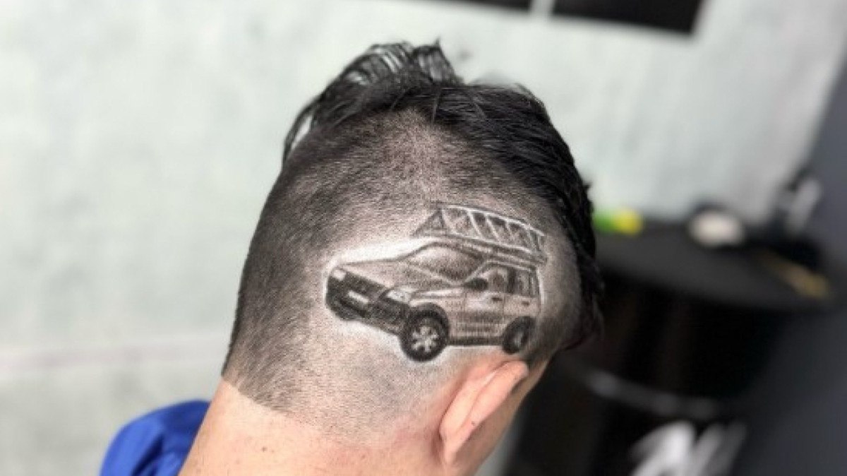 Corte de cabelo de um Uno com escada no teto