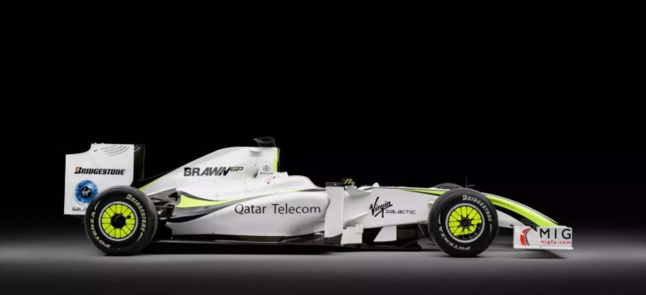 Carro da Brawn é branco com detalhes em preto e amarelo