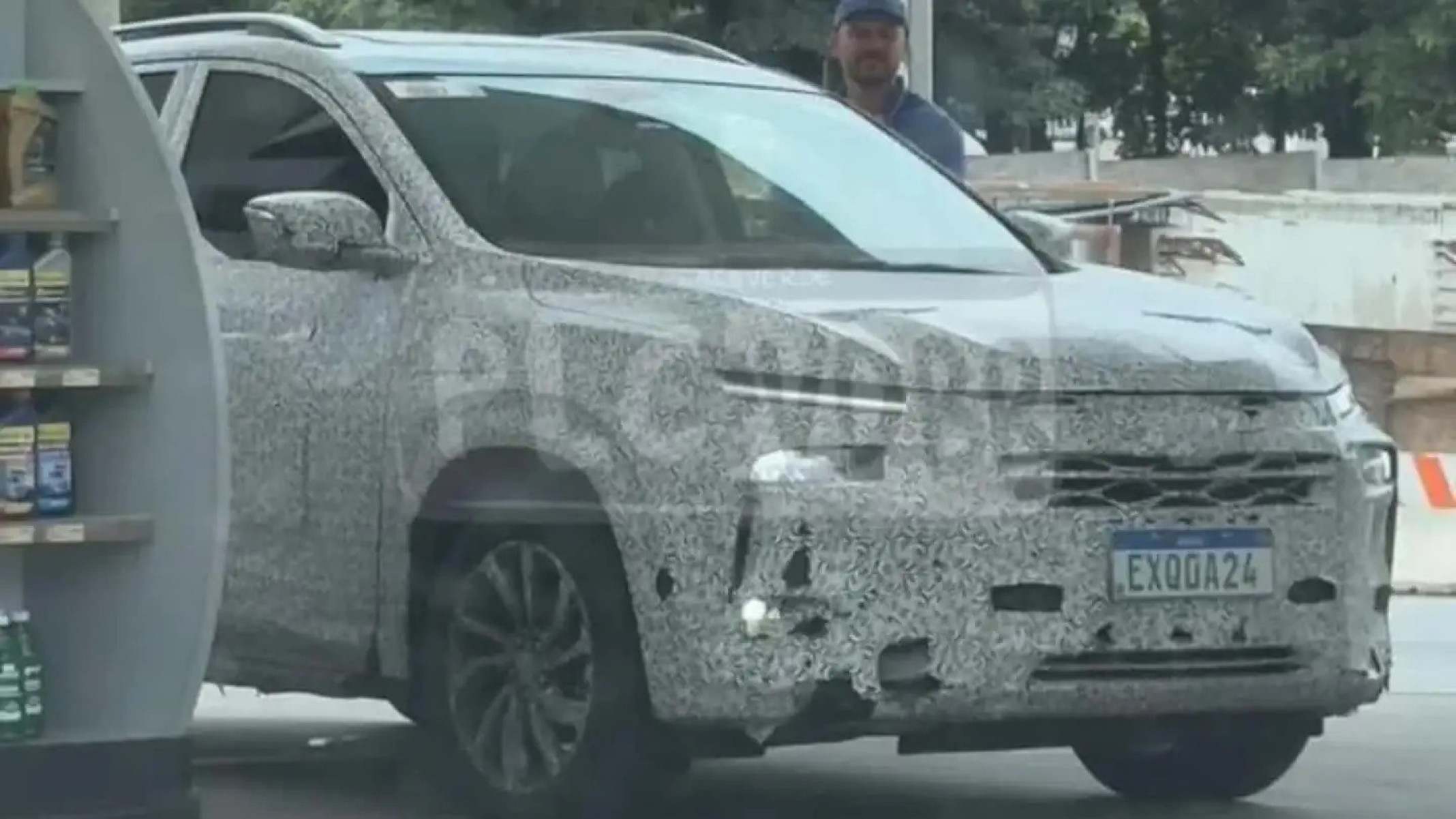 Chevrolet Tracker flagrado camuflado 