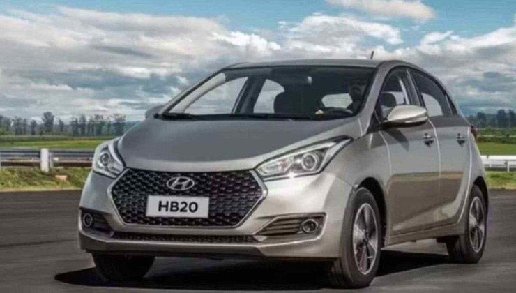 HB20 cinza posicionado de frente