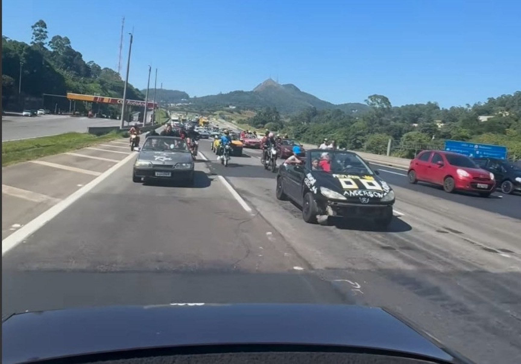 Motoristas circulando com os veículo 