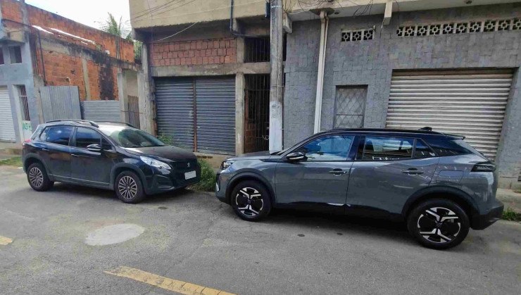 Peugeot 2008 de primeira geração estacionado à frente do 2008 de segunda geração