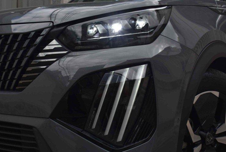 Detalhe dos faróis de LED do Peugeot 2008 